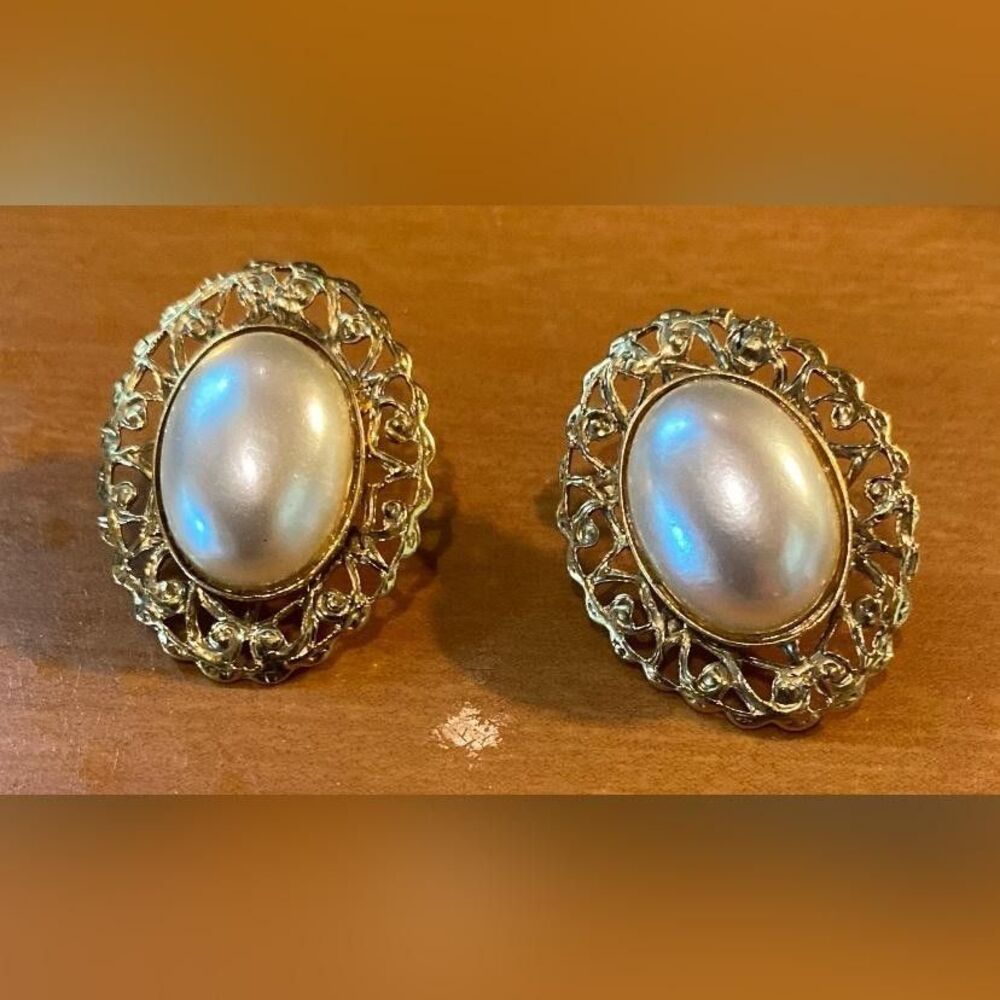 Gold Tone Faux Pearl Oval Clip-On Earrings Women’s Filigree Stud 1.5” Jewelry